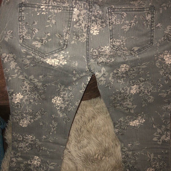 ALMOST FAMOUS SIZE 7 WOMENS SKINNY JEANS GRAY FLOWER DESIGN - Picture 6 of 7